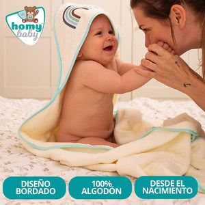 Una práctica toalla delantal para el baño del bebé